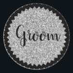 Groom Silver Glitter Classic Round Sticker Runt Klistermärke<br><div class="desc">Få de här söta Groom-klistermärkena att fästa party favors för alla dina marskalkar,  brudar och favoritgäster från bröllop. Observera att bilden glitter är utskriven bild</div>