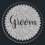 Groom Silver Glitter Classic Round Sticker Runt Klistermärke<br><div class="desc">Få de här söta Groom-klistermärkena att fästa party favors för alla dina marskalkar,  brudar och favoritgäster från bröllop. Observera att bilden glitter är utskriven bild</div>