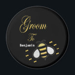 Groom som kandidat för Bröllop personifiera Magnet<br><div class="desc">Groom to be Bachelor Party Bröllop personalize Magnet har en roligt Bee på det. Underbar och roligt för att Groom ska kunna vara till använda varje dag och som skräddarsydda på Bachelor-partiet. Anpassa det till Groom att vara namn.</div>