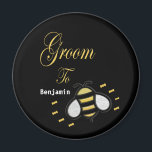 Groom som kandidat för Bröllop personifiera Magnet<br><div class="desc">Groom to be Bachelor Party Bröllop personalize Magnet har en roligt Bee på det. Underbar och roligt för att Groom ska kunna vara till använda varje dag och som skräddarsydda på Bachelor-partiet. Anpassa det till Groom att vara namn.</div>