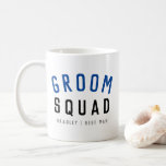 Groom Squad | Modern Bachelor Groomsman Snyggt Kaffemugg<br><div class="desc">Cute, enkel, snyggt "Groom Squad" citerar konst mugg med modern, minimalistisk typografi i svart och marinblå i ett coola trendig stil. Sloganen, namn och rollen kan lätt vara personlig med namn i era grupperingar, till exempel brudgumm, bäste man, groomsman, Far i Groom, Page Boy och så mycket mer! Matchning av...</div>