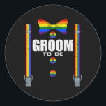 Groom till Gay Lgbtq-Pridet Rainbow Flagga Bröllop Runt Klistermärke<br><div class="desc">Groom till Gay Lgbtq Pride Rainbow Flagga Bachelor</div>