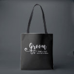 Groom Tote Bag | Coola Black White Modern Script Tygkasse<br><div class="desc">Groom kommer att kärlek den här personligen till väskan! Dubbla-sida med ett vitt skript-typsnitt för roligten och snurra, väskan har också två linjer anpassningsbar text - lägg till Grooms namn, bröllop datum, plats osv. Ändra bakgrunden till färg så att den stämmer överens med bröllop färger - klicka bara på anpassa...</div>