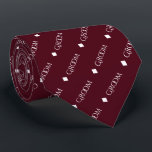 Groom - Upprepad vit text på Burgundy Slips<br><div class="desc">Den här halsen i roligten är perfektens tillbehör till brudgummen vid bröllop. Den har en enkel men ändå elegant design med orden "Groom" skriven i ett dekorativt, helt vitt teckensnitt och upprepad i ett diagonalt mönster med diamantseparatorer på en burgundär eller maronbakgrund. Perfekt för att lägga till en unik beröring...</div>