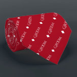 Groom - Upprepad vit text på röd Slips<br><div class="desc">Den här halsen är perfektens tillbehör till roligten vid bröllop. Den har en enkel men ändå elegant utformning med ord "Groom" skriven i ett dekorativt,  helt vitt teckensnitt och upprepad i ett diagonalt mönster med diamantseparatorer på röd bakgrund. Perfekt för att ge bröllop firande en unik beröring.</div>