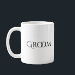 Groom White Black Typography Bröllop Kaffemugg<br><div class="desc">En sådan chic och snyggt mugg för brudgummen. Det här är så läskigt. Han kommer att använda det hemma eller på jobbet i kärlek.</div>