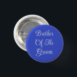 Groomens broder knapp<br><div class="desc">Knappstift avslappnad roligt mode påstående, tryckt med Royal Blue Färg bakgrund och Bror of the Groom in White Färg text typography lettering design by TheFabricSeal print on demand shop shop på Zazzle.com #ZazzleMade https://www.zazzle.com/store/thefabricseal TheFabricSeal ©️ Original. Spara Bröllop-datumet. Klicka på knappen "Anpassa" för att göra den till en egen personlig...</div>