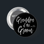 Groomens mormor | Svart Anpassningsbar för skript  Knapp<br><div class="desc">Låt mormor i gruppen känna att extra uppskattas med denna speciella knappar för personlig av egna namn. Den innehåller orden "bruden av bruden" i en elegant med skript-stil-vit text ovanpå en svart bakgrund. Underliggande är en plats för hennes namn eller initialer.</div>