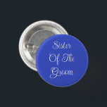 Groomens syster knapp<br><div class="desc">Knappstift avslappnad roligt mode påstående, tryckt med Royal Blue Färg bakgrund och syster of the Groom in White Färg text typography lettering design by TheFabricSeal print on demand shop shop på Zazzle.com #ZazzleMade https://www.zazzle.com/store/thefabricseal TheFabricSeal ©️ Original. Spara Bröllop-datumet. Klicka på knappen "Anpassa" för att göra den till en egen personlig...</div>