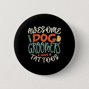 Groomers i Fantastisk Hund har Tattoos Hund Groomi Knapp