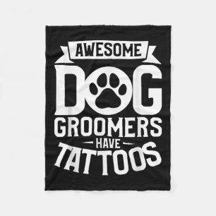 Groomers i Fantastisk Hund har Tattoos Tatto Älska Fleecefilt