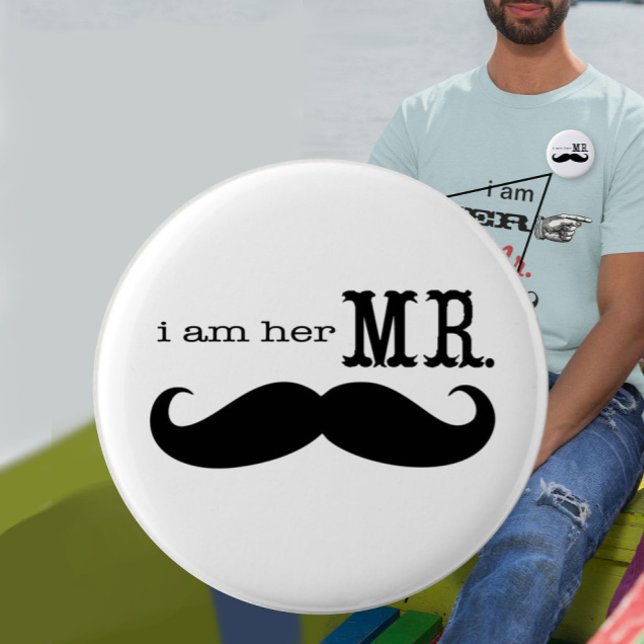 Groom's Badge Jag är hennes mr Mustache-gåvor Knapp (Skapare uppladdad)