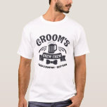 Grooms Brew Crew Black White Bröllop T Shirt<br><div class="desc">Ta reda på din bästa man och dina marskalkar inför bröllop-festligheterna i dessa roligt-älskande t-shirts för bryggan. En typografisk höftkonstruktion spådomar ut Grooms Brew-besättning. Ord omger ett mugg fyllt med öl och en bukslips vid grund. Den bäste mannen eller groomsmans namn följer nedan. Enkel att anpassa. Du kan också enkelt...</div>
