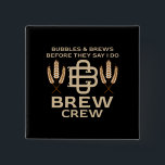 Grooms Brew Crew Gifter sig Bachelor Party Knapp<br><div class="desc">En "Bachelor Party Gift Idea",  Idea för Stag Helg! - Klassdesign med en antydan om olycka.</div>