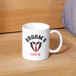 Grooms Crew Marskalkars Bachelor Party Kaffemugg<br><div class="desc">Hämta medlemmarna i din bröllopsfests anpassade kaffe mugg. Alla skulle ha glädje av att ha sitt eget kaffe i personlig mugg,  inklusive den bäste mannen,  marskalkar mugg,  groomsman usher och bruden och brudgummen. Gåvor till Marskalkar för bachelor-fester som bär kaffe mugg med en slips.</div>