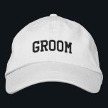 Grooms Embroiderad kap Broderad Keps<br><div class="desc">Träffar broderad överdel med den sydda texten "GROOM". Anpassade,  teckensnitt och färg. Perfekt för förlovning,  reklamfest,  bröllopsdag eller smekmånad.</div>