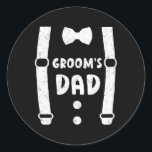 Grooms Pappa Far i Groom Funny Tee Bröllop Runt Klistermärke<br><div class="desc">Grooms Pappa Far i Groom Funny Tee Bröllop Suspenders</div>