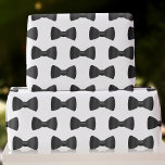 Groomsman Black and White Bow Tie Wrapping Papper Presentpapper<br><div class="desc">Om du ska gå till ett svart och vitt bröllop och behöver något pappert omslag med svarta bågar på en vit bakgrund för att omsluta bröllop-presenten - du kan ha hittat det vävnadspapper du tittar för. Lämpligt för all presenter som är inlindad i kärlek.</div>