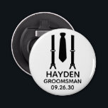 Groomsman Black Tie Flasköppnare<br><div class="desc">Knappflasköppnarna är en stor tjänst för brudgummen i ditt bröllop. Om din bröllopsfest ska ha kläder på sig den här designen med suspenderare och en slips i svart skulle vara perfekt. Uppenbarligen men formellt. De skulle vara bra för en reklamfest eller helg.</div>
