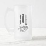 Groomsman Black Tie Frostat Ölglas<br><div class="desc">Dessa 16 oz frostat öl mugg är en underbar tjänst för marskalkarna i bröllop. Om all din bröllopsfest kommer att ha kostym på sig så skulle det vara perfekt med suspenderare och en slips i svart. Avslappnaden är ännu formell. De skulle vara underbara för en reklamfest eller helg.</div>