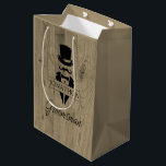 Groomsman Black Tie Mustache Medium Gift Bag<br><div class="desc">Groomsman Black Tie Mustache Medium Gift Bag. Skapa perfekt bröllop eller omslaget för bachelor-festen. Anpassa den här designen med din egen text. Anpassa designen ytterligare genom att markera länken "anpassa ytterligare".</div>