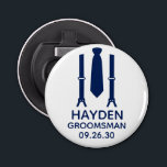 Groomsman Blue Tie Flasköppnare<br><div class="desc">De här knappöppnarna i flaska är perfekt för en bilkunds party eller helg. Om all din bröllopsfest kommer att ha kostym på sig så skulle det vara perfekt med suspenderare och en slips i blått. Avslappnaden är ännu formell. Titeln kan ändras till best man, groom, vaktmästare osv. Hämta en till...</div>