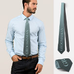 Groomsman frieri bröllop elegant blå slips<br><div class="desc">Den här krävande personligen visar ord "groomsman" i en ljusblå nyans mot en övertoningsbakgrund med mörk och ljusblå nyans. Det ger en blandning av humor, elegans och stil för att förbättra bröllop eller partiernas inställning. Det är ett trevligt sätt för dina vänner att vara marskalkar eller få en humoristisk beröring...</div>