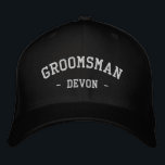 Groomsman Gift Bachelor Party Embroiderade Hat Broderad Keps<br><div class="desc">Fira med dina killar i stil med den här personlighetsdugliga broderade marskalkar hatten! Perfekt för bröllopsdagen,  bilfester och mycket mer! Anpassa varje hatt med namn och händelsemedatum. ・ Tittar för något lite annorlunda? Skicka ett meddelande eller ett e-postmeddelande till oss stuffbystuff.shop@gmail.com för anpassad design!</div>