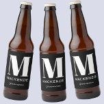 Groomsman Monogram Namn Black Ölflaska Etikett<br><div class="desc">Modern typografi,  minimalistisk monogram namn-design i vitt på svart,  som kan ändras till personlighet. Perfekt att tacka Groomsman eller Best Man för all hjälp och allt stöd de har gett för att skapar fantastisk i bröllop.</div>