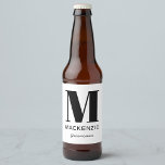 Groomsman Monogram Namn Ölflaska Etikett<br><div class="desc">Modern typografi,  minimalistisk utformning av namn i monogram,  som kan ändras för att anpassa sig. Perfekt för att ha tackat er Groomsman för all hjälp och allt stöd ni har för att skapar fantastisk i bröllop.</div>
