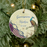 Groomsman Navy & Raspberry Vintage Peacock Julgransprydnad Keramik<br><div class="desc">Bröllop Keepsaké Love birds Peacock Bröllopsfest Gifts. Bröllopsfestens keepé,  groomsmangåvor,  bästa mangåvor. Behåll Foto av Team Groom på baksidan för ett unikt bröllop-keepy för ditt team!</div>