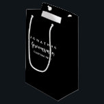 Groomsman Personligt bröllp föredrar Modern Monogr<br><div class="desc">Din gruppledare kommer att tacka dig i personligt bröllp för att du har presenterat eller gjort en tjänst med ett modernt typsnitt. Lägg till hans namn eller monogram och en annan textrad (datum, plats i bröllop osv.) Byt färg i bakgrunden så att den stämmer överens med bröllop färger - klicka...</div>