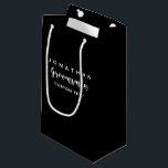Groomsman Personligt bröllp föredrar Modern Monogr<br><div class="desc">Din gruppledare kommer att tacka dig i personligt bröllp för att du har presenterat eller gjort en tjänst med ett modernt typsnitt. Lägg till hans namn eller monogram och en annan textrad (datum, plats i bröllop osv.) Byt färg i bakgrunden så att den stämmer överens med bröllop färger - klicka...</div>