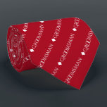 Groomsman Repeat White Text på Red Slips<br><div class="desc">Den här halsen på roligten är perfektens tillbehör till marskalkarna vid bröllop. Den har en enkel men ändå elegant utformning med ord "groomsman" skriven i finare, med all vit, stor text som upprepas i ett diagonalt mönster mot en röd bakgrund. Med perfekt kan du lägga till lite klass i bröllopsfesten....</div>