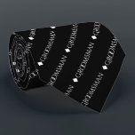 Groomsman Repeat White Text på svart Slips<br><div class="desc">Den här halsen på roligten är perfektens tillbehör till marskalkarna vid bröllop. Den har en enkel men ändå elegant utformning med ord "groomsman" skriven i finare, med all vit, stor text som upprepas i ett diagonalt mönster på en svart bakgrund. Med perfekt kan du lägga till lite klass i bröllopsfesten....</div>