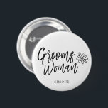 GroomsWoman | skrivar handstilbröllop Knapp<br><div class="desc">Det är inte din groomsman. Men din brudgum kvinna.  Visa henne att din gillande för att stå vid din sida på din speciella dag av matrimony med detta unikt knäppas.

Den presenterar ord "groomswoman" i en elegant skrivar stiltext.   Under detta är en fläck för henne som är känd.</div>