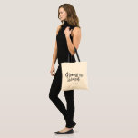 GroomsWoman | skrivar handstilbröllop Tygkasse<br><div class="desc">Det är inte din groomsman. Men din brudgum kvinna. Visa henne att din gillande för att stå vid din sida på din speciella dag av matrimony med denna unika bröllopsdagtoto hänger lös. Den presenterar ord "groomswoman" i en elegant skrivar stiltext. Under detta är en fläck för henne som är känd....</div>