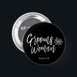 GroomsWoman | skrivar svart bröllop för handstil Knapp<br><div class="desc">Det är inte din groomsman. Men din brudgum kvinna.  Visa henne din gillande för att stå vid din sida på din speciella dag av matrimony med detta unika gåvaobjekt.

Det presenterar ord "groomswoman" i en elegant skrivar stiltext.   Under detta är en fläck för henne som är känd.</div>