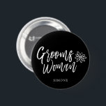 GroomsWoman | skrivar svart bröllop för handstil Knapp<br><div class="desc">Det är inte din groomsman. Men din brudgum kvinna.  Visa henne din gillande för att stå vid din sida på din speciella dag av matrimony med detta unika gåvaobjekt.

Det presenterar ord "groomswoman" i en elegant skrivar stiltext.   Under detta är en fläck för henne som är känd.</div>