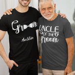 GROOVETS UNCLE T SHIRT<br><div class="desc">Groomen kan ha en kusin som vill visa sin statyr på sin kusin bröllopsdag. Texten säger UNCLE från GROOM. Samma text och färg upprepar sig på baksidan av denna t-shirt. Texten är en bild så att färg kan ändras till vad du vill.</div>