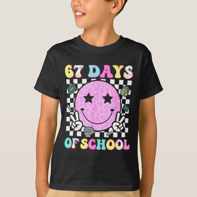 Groovy 67 Days Of School Smile Face Teacher Kids W T Shirt (Framsida)