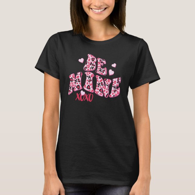 Groovy Be Mine Leopard Retro Valentine's Day Pink  T Shirt (Framsida)
