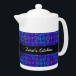 Groovy Boho Retro Aesthetic Blue Lila Hippie<br><div class="desc">Slappna av och njut av teet med den här groovhaltiga tekannan. Tekannan har en mönster av retro hippie-stil i blått av mörk, lila, svart och vitt, med toningar som ge ett handfärgat, rustiskt utseende. Tekannan med 70-talsininspirerad coola kan vara personlig med en namn eller annan text, på det svarta bandet...</div>