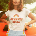 Groovy Bride Namn Retro 70s Bachelorette Party T Shirt<br><div class="desc">Fira din bachelorette med den här roligten t-shirt med toppen,  som innehåller groovy typografi,  daisy blommor,  anpassningsbar,  plats och elegant calligraphy namn. Lägg enkelt till dina egna uppgifter genom att klicka på alternativet "anpassa".</div>