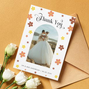 Groovy Daisy Arch Photo & Retro Script Bröllop Tack Kort