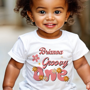 Groovy en retroaktiv daisy första födelsedagsfeste t shirt