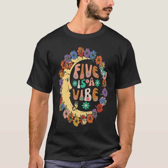 Groovy Fem är en vibe 5:e födelsedagskrescent Måne T Shirt (Framsida)