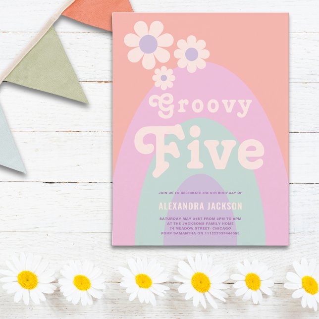 Groovy Five Retro Daisy Valmuebåge Födelsedagsfest Inbjudan Vykort (Groovy five retro daisy arch pastel 5th birthday party invitation postcard)