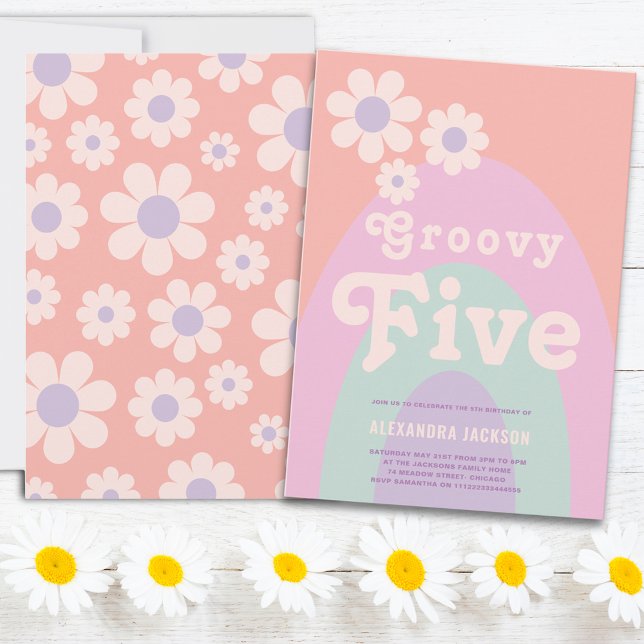 Groovy Five Retro Regnbåge Blommig Födelsedagsfest Inbjudningar (Groovy five retro daisy arch pastel 5th birthday party invitation )