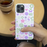 Groovy Good Vibes Y2K Butterfly Modern Girl<br><div class="desc">Groovy Good Vibes Y2K Butterfly Modern Girl iPhone Smart Phone Case har en snygg och lekfull modern y2k mönster för fjärilar, hjärtan, blommor, bra vibes, fredstecken och schackbräde mönster i mjuk rosa, lila och grönt. Ge är en unik och trendig gåva till jul, födelsedag, helgdagar, Mors dag och perfekt för...</div>